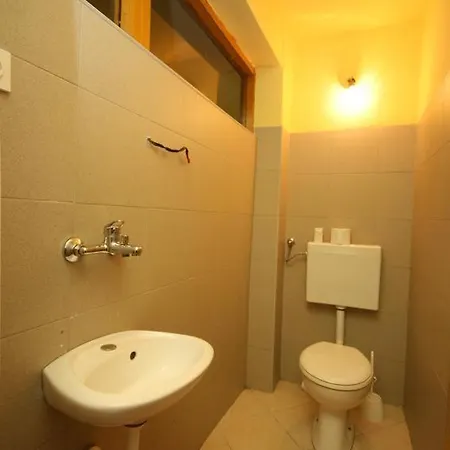Affittacamere Family Starigrad 6637k 3*